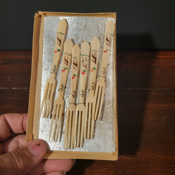 Vintage Carved Hand Painted Bone Appetizer Fork Set of 6 - Picture 3 of 6